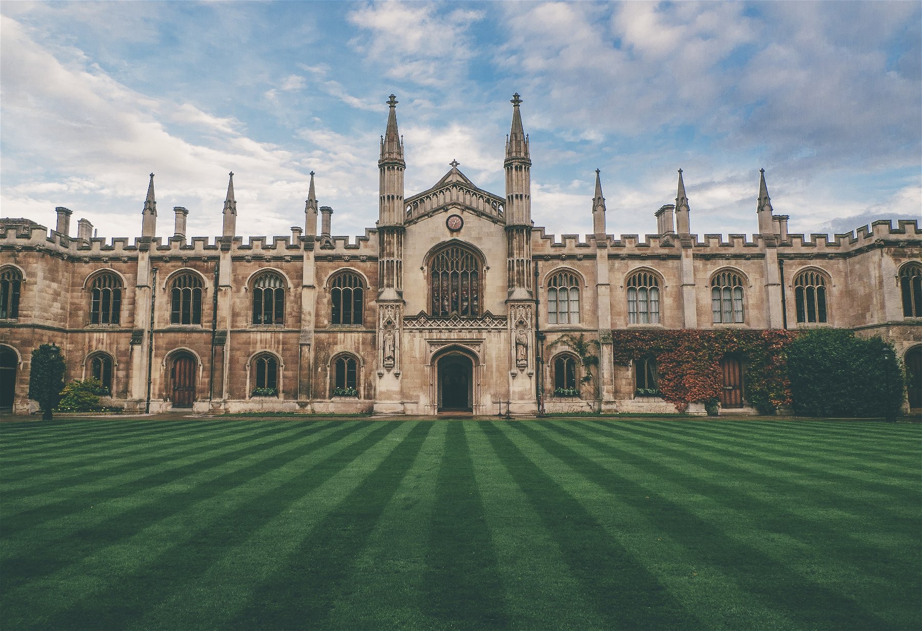Choosing the Right University in the UK: Factors to Consider for Master's Programs