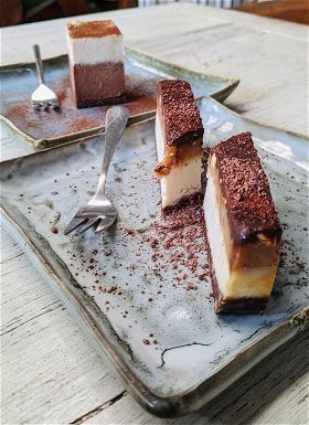 Tiramisu & snickers cakes